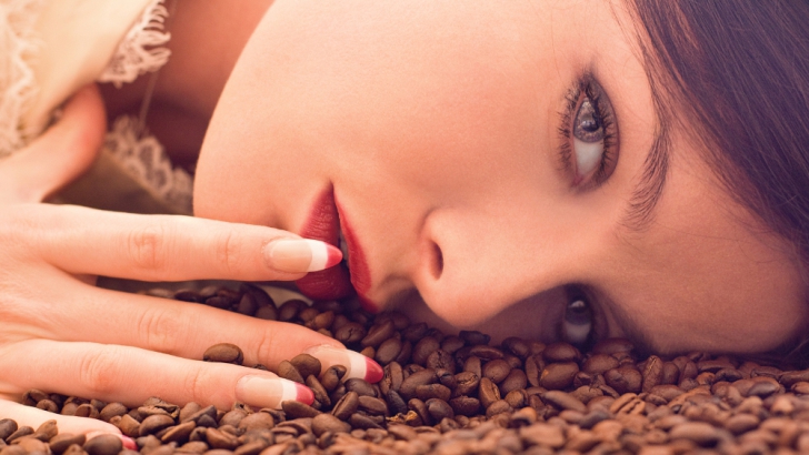 Cum te face mai frumoasă zațul de cafea
