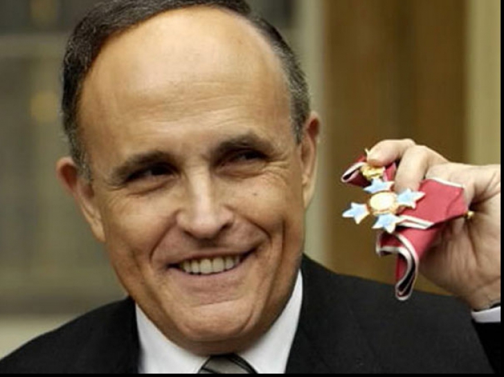 Politiceni cu frizuri ciudate: Rudy Giuliani (R) New York, freza şobolan