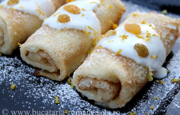 Clătite umplute cu brânză dulce și stafide. Ingredientele de care ai nevoie pentru acest desert delicios
