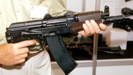 Prefectul și subprefectul județului Olt, audiați de procurorii militari, pentru nerespectarea regimului armelor