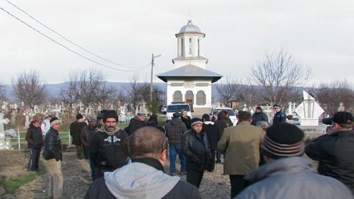BĂTAIE ÎN CIMITIR între preot şi localnici, la o înmormântare