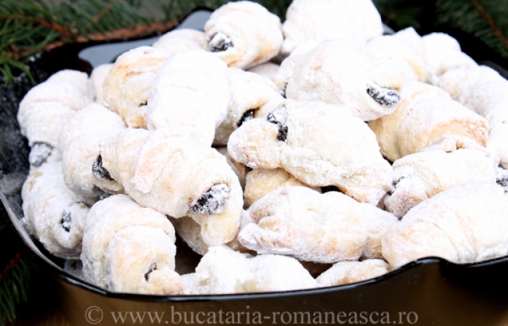 Cornuleţe cu gem şi nucă