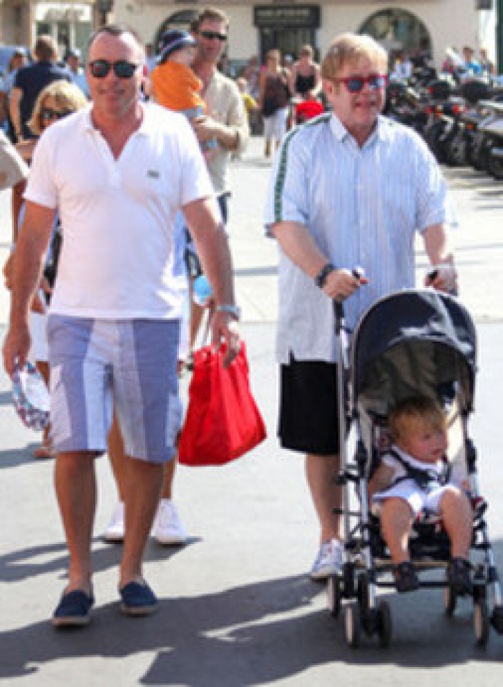 Elton John, partenerul său de viaţă, David Furnish şi fiul lor mai mare, Zachary