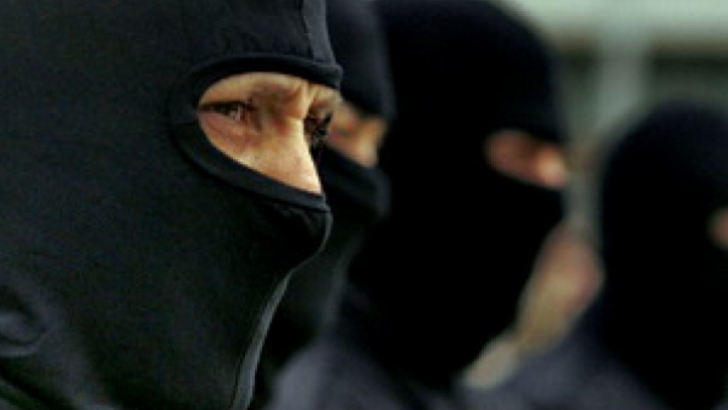 Poliţiştii au descins în mai multe judeţe