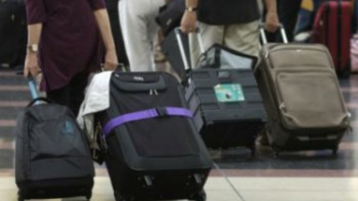 Angajații unui aeroport, arestați după ce au furat obiecte din bagajele călătorilor