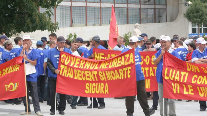 Sindicaliştii de la Poşta Română protestează joi cu cagule pe faţă în toată ţara