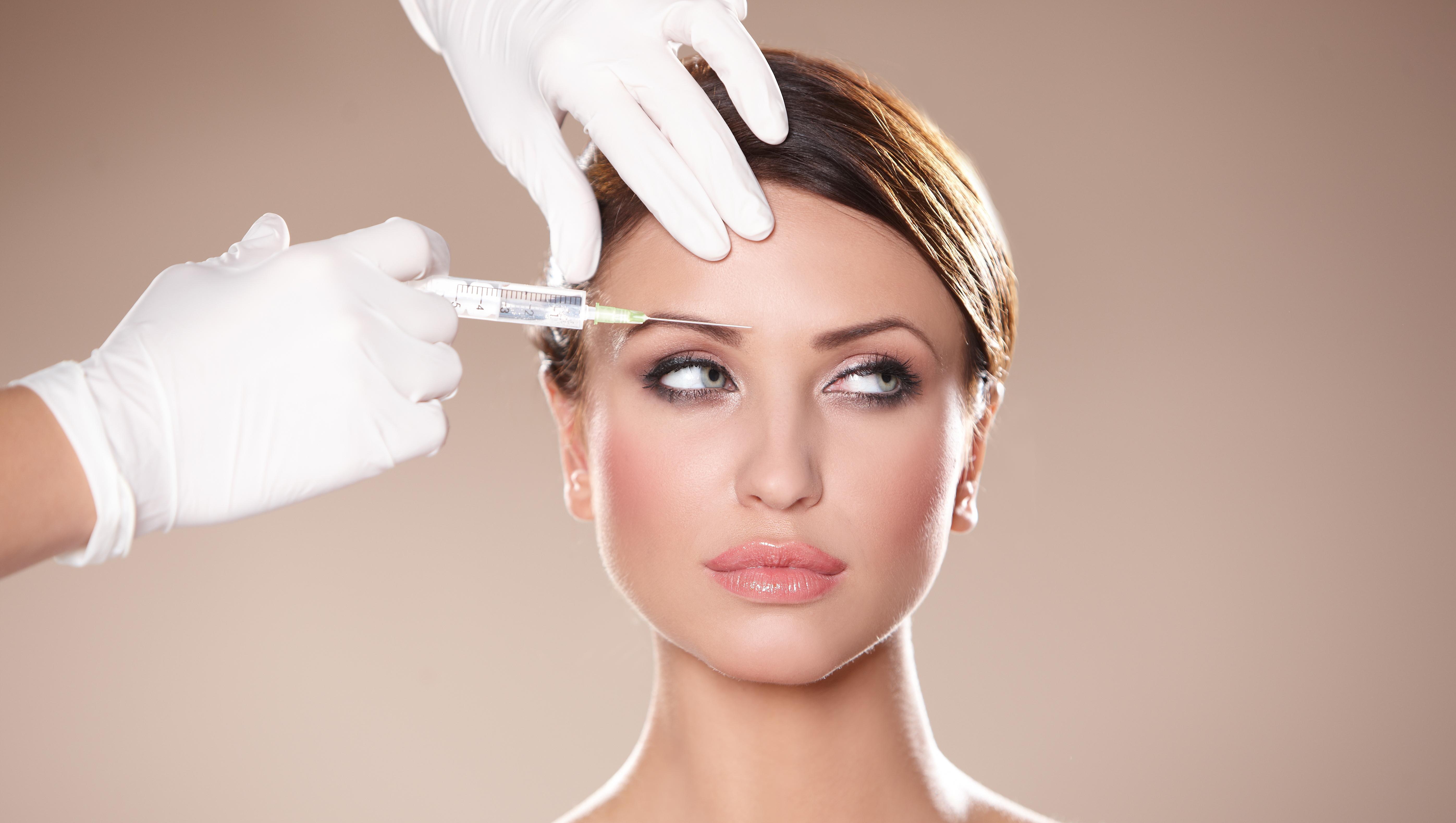 Femeie prinsă încercând să introducă ilegal în Republica Moldova sute de seringi şi flacoane cu botox. Unde era ascunsă marfa