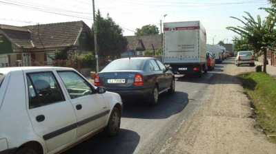 Circulaţie deviată pe DN 7, la intrarea &icirc;n R&acirc;mnicul V&acirc;lcea. Soşeaua s-a surprat