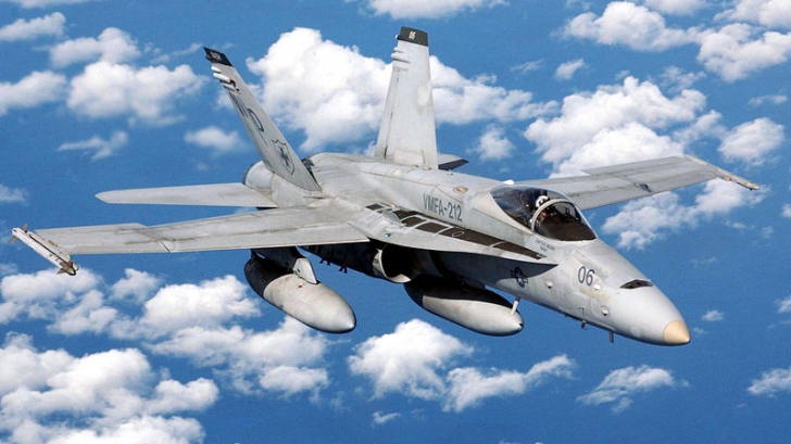 Un F/A-18 al forţelor aeriene SUA