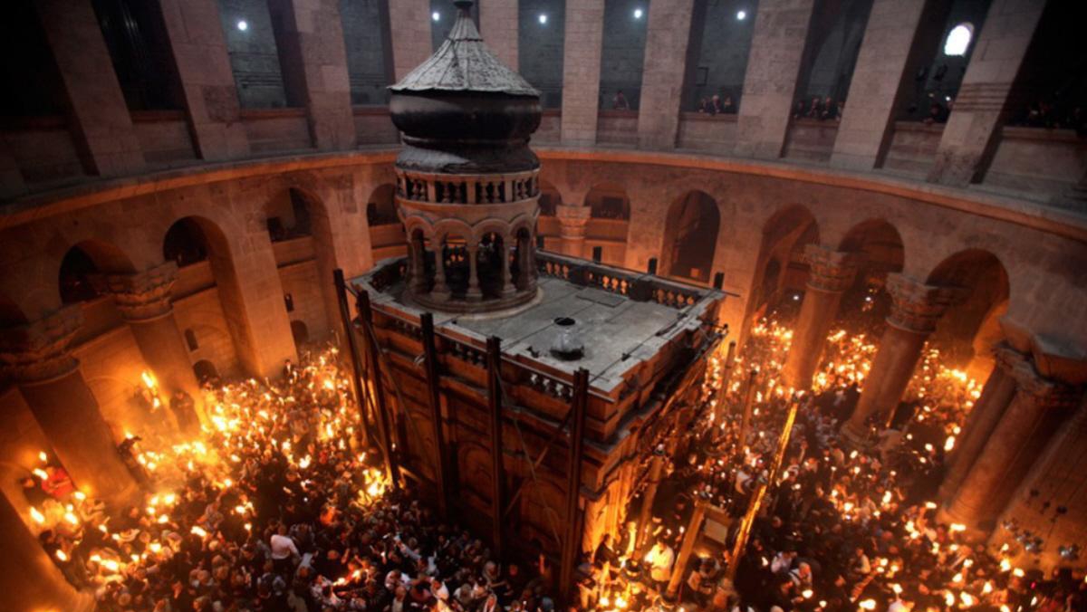 Lumina Sfântă de la Ierusalim a ajuns în România. Ceremonie impresionantă la Patriarhia Română