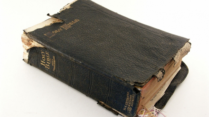 Ce a descoperit o femeie ascuns într-o Biblie cumpărată la mâna a doua?