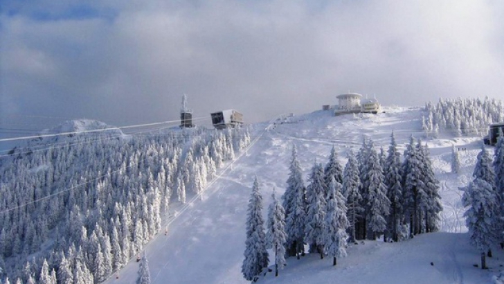 Strat de zăpadă de 15 centimetri. Sute de turişti, în staţiunile Băile Tuşnad şi Harghita Băi