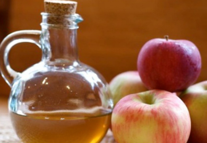 Oţetul din cidru de mere: reglează digestia, detoxifiază şi slăbeşte