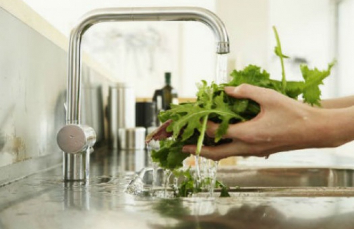 Foloseşti APA DE LA ROBINET la spălat legume şi gătit? Vezi la ce RISCURI te expui