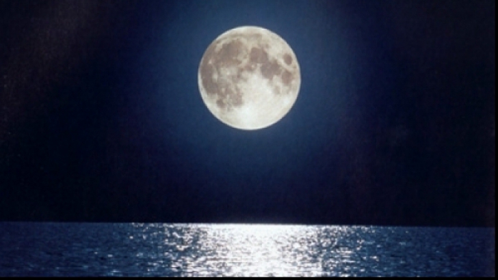 Nu dormim bine când e lună plină! Explicaţia acestui fenomen. Când e lună plină în 2015?