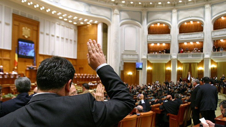 Senatorii şi deputaţii au renunţat la SUPERIMUNITATE / Foto: dcnews.ro