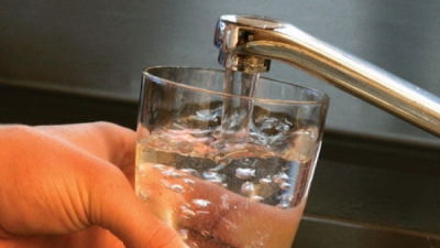 A deschis robinetul şi a îngheţat când a văzut ce curge în chiuvetă