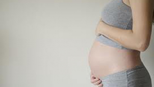 O româncă, declarată de instanță mama naturală a unui copil născut de o altă femei. Caz rar în Justiția din România