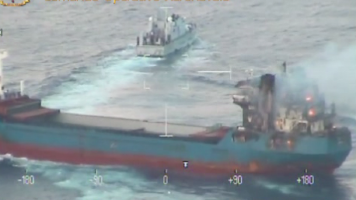 O navă spaniolă s-a rupt în două după ce a lovit un dig