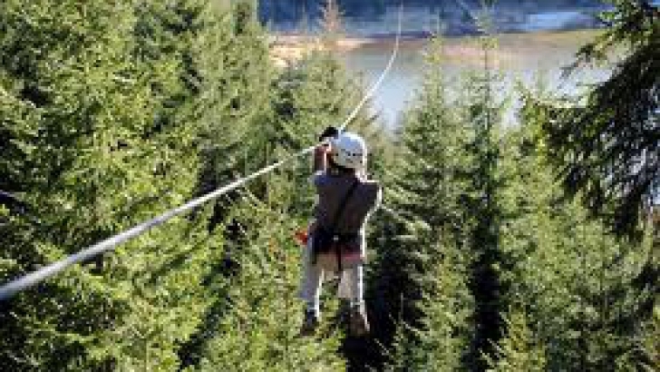 4 copii răniți, după ce au căzut cu tiroliana de la peste 2 metri înălțime, într-un parc de ditracții din Hunedoara! / Arhivă foto