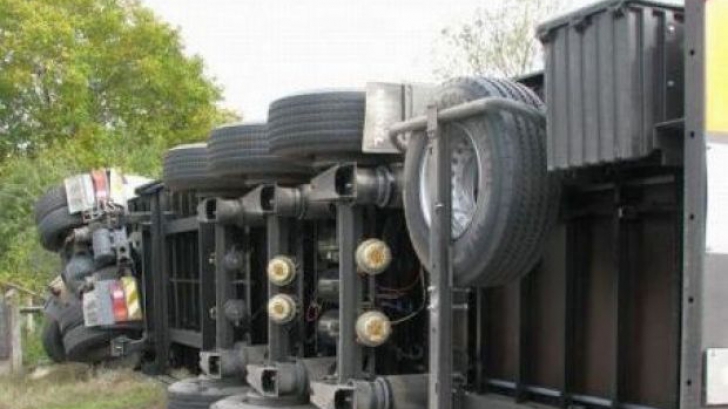 O cisternă plină cu combustibil s-a răsturnat la intrarea pe autostrada Timișoara-Arad:TRAFIC BLOCAT