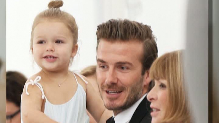 Harper Beckham, alături de tatăl său şi de Anna Wintour, la prezentarea Victoriei Beckham