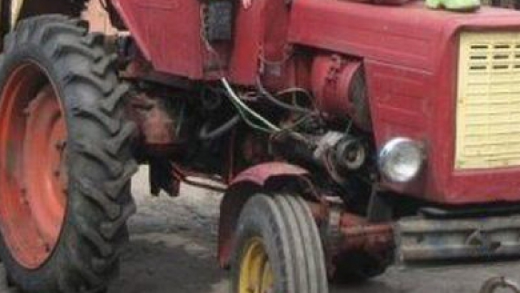 Un consilier din Padeş, strivit de un tractor