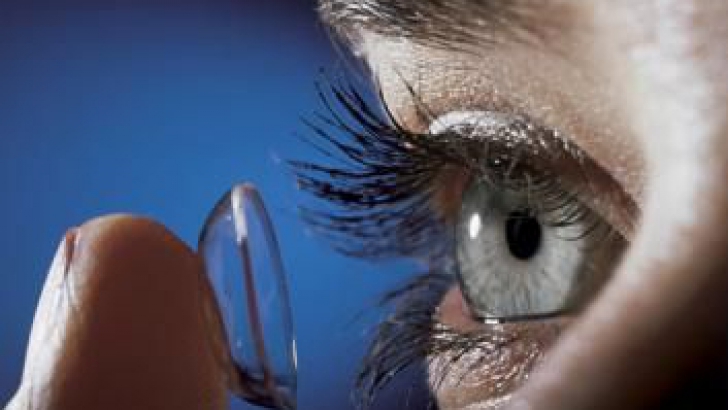 Lentilele de contact purtate necorespunzător pot duce la pierderea vederii