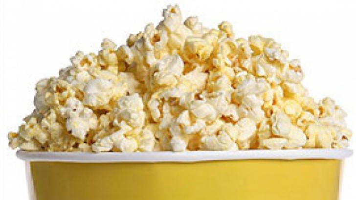 Îţi place popcornul? Pericolele ascunse după consumul de floricele de porumb 