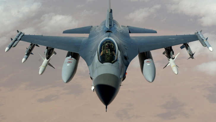 Israelul a efectuat 12 raiduri aeriene în Fâşia Gaza şi ar putea lansa o intervenţie terestră