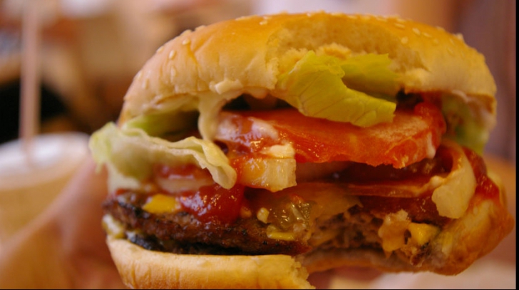 TRUCURILE pe care le folosesc restaurantele fast-food ca să ne facă să mâncăm MAI MULT
