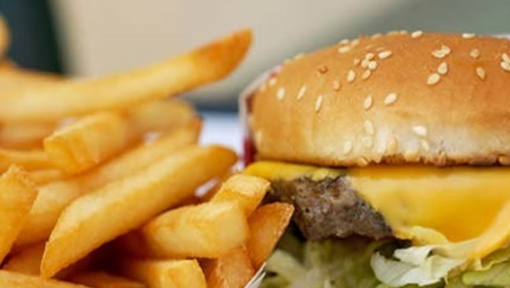 Ce trucuri folosesc restaurantele fast-food pentru a ne face să mâncăm mai mult