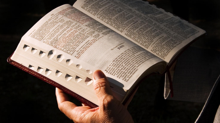 Profesor de religie, acuzat că a infectat un deținut. S-a ales cu dosar penal