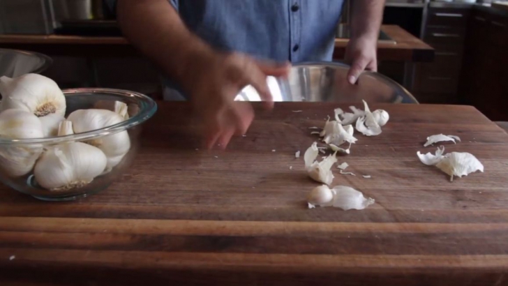 Cum să cureţi usturoiul în mai puţin de zece secunde