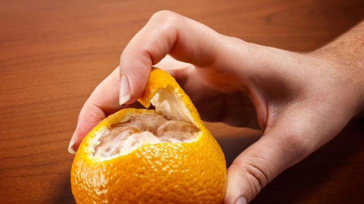 Cum să cureţi rapid şi uşor portocalele