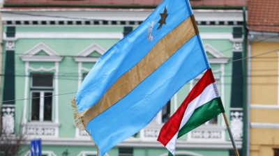 Mureş: CNMT contestă în instanţă amenda pentru arborarea pe sediu a steagului "Ţinutului Secuiesc"