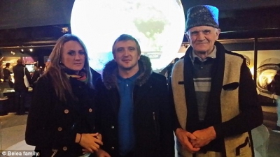 VASILE BELEA, alături de cei doi copii ai săi, Alina şi Ciprian