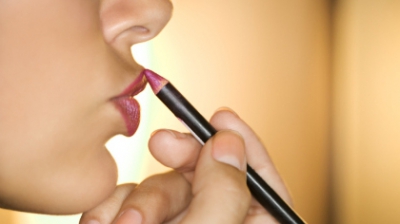 Cele mai &icirc;nt&acirc;lnite greșeli pe care femeile le fac c&acirc;nd folosesc creionul de buze