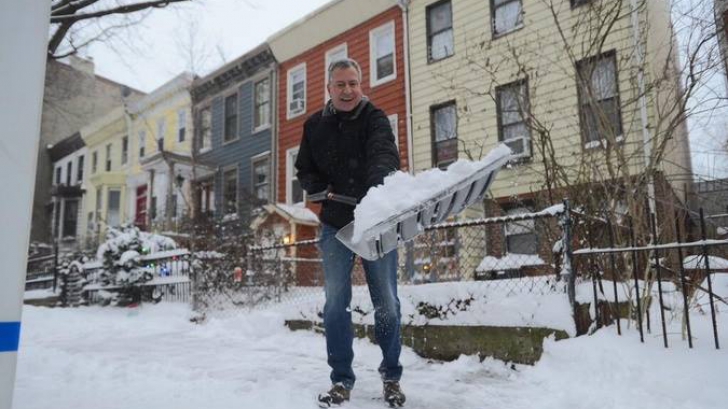 Primarul Bill de Blasio, dând zăpada din faţa casei sale. FOTO: Facebook