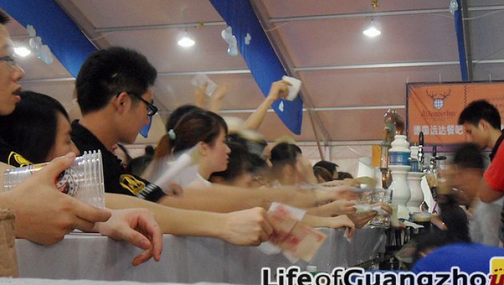 În Guangzhou se organizează şi un festival de bere anual