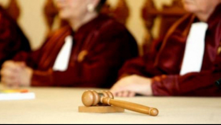 CURTEA CONSTITUŢIONALĂ dezbate azi 3 sesizări depuse de Băsescu şi PDL