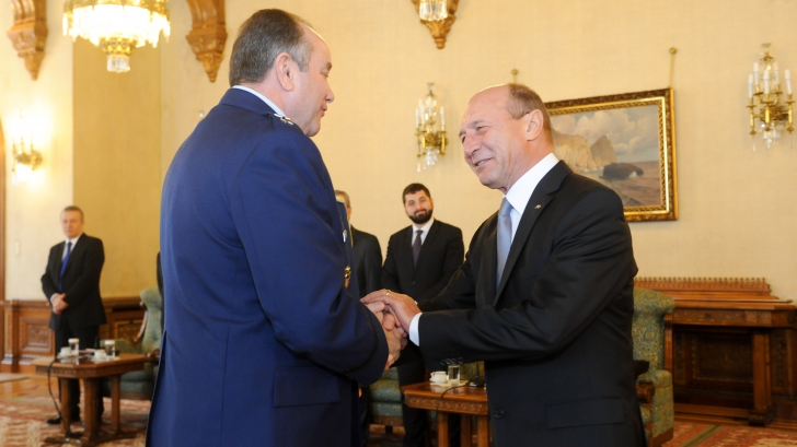 BĂSESCU: ARMATA, implicată în a substitui LIPSA DE CAPACITATE a ADMINISTRAŢIEI, pe furtună / Foto: presidency.ro