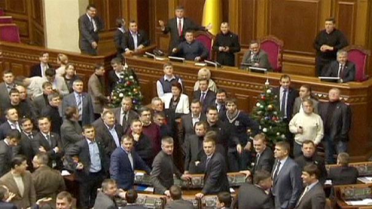 Doi deputaţi ucraineni, răniţi în timpul unei dispute violente în Parlament