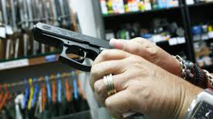 Stroe: Condiţiile de obţinere a permiselor pentru armele neletale vor fi înăsprite