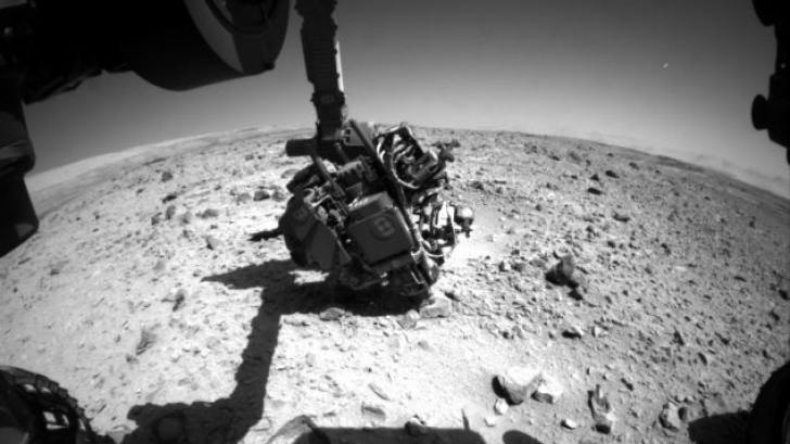 Roverul Curiosity a fotografiat un OZN misterios pe cerul marțian