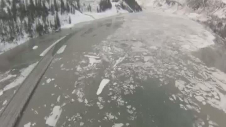 Autostradă îngropată în zăpadă, după o avalanşă, în Alaska
