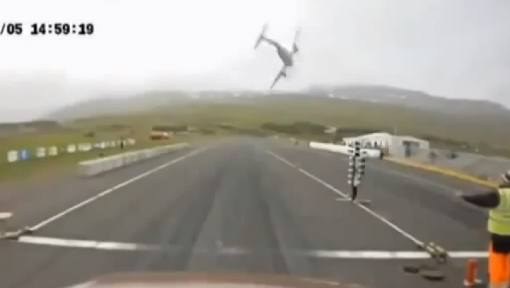 Șocant! Un avion se prăbușește pe o pistă unde se desfășura o cursă de mașini