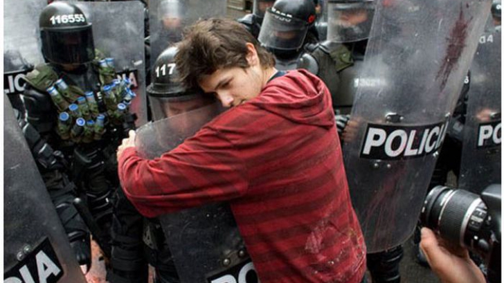 Un student îmbrăţişează un soldat la un protest pentru bugetul educaţiei, Bogota (Columbia), 2011