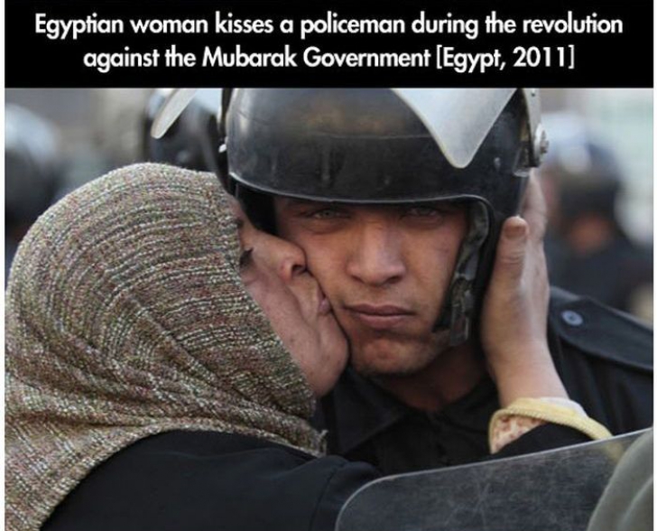Un soldat egiptean este sărutat de o femeie care a luat parte la protestele împotriva regimului Mubarak