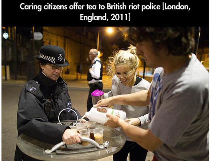 Poliţiştii britanici primesc ceai cald de la protestatari, Londra, 2012